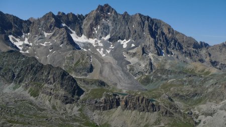 L’Aiguille de Chambeyron et son glacier rocheux.