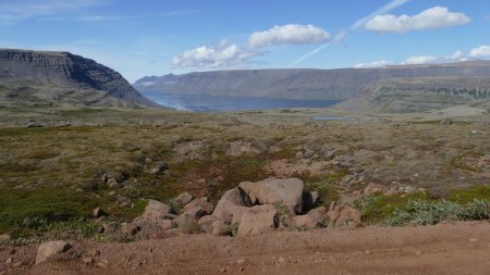 Paysage typique des fjords de l’ouest, peu avant d’arriver au parking de départ.