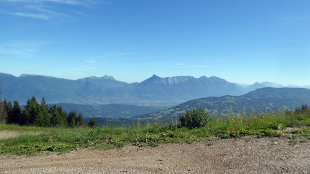 Départ de Prodin avec un joli panorama sur les Bauges