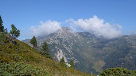 En face le sommet jumeau, Grand Arc (même altitude que le Mont Bellacha -2484m)