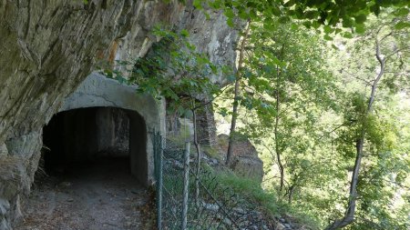 Direction l’Eau Rousse, passerelles et tunnels