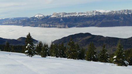 Le Plateau des Petites Roches est au-dessus de la couette ; les pistes de la station de Saint Hilaire parraissent enneigées.