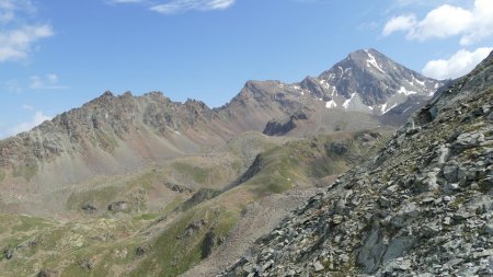 Le Mont Emilius et les sommets de son arête Ouest puis Sud-Ouest.