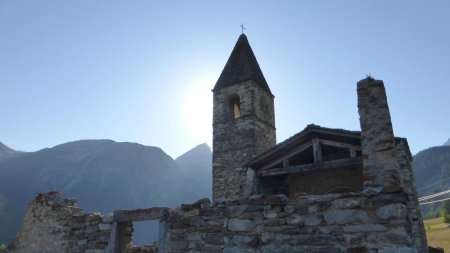 Aube naissante sur les ruines du prieuré