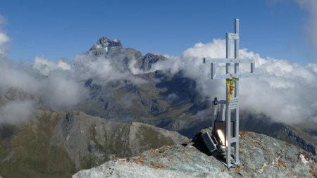810 mètres de différence d’altitude entre cette croix et celle du sommet du Viso !