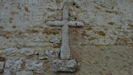 Croix dans un mur de ferme