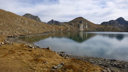 Lac inférieur des Hommes et Tête de l’Enchastraye (à gauche)