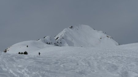 Deux randonneurs à skis descendent la Légette du Mirantin.