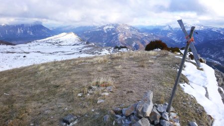 Vue du sommet du Castellard (1726m) vers le Sommet de l’Aup (1669m) qui est le sommet Est.