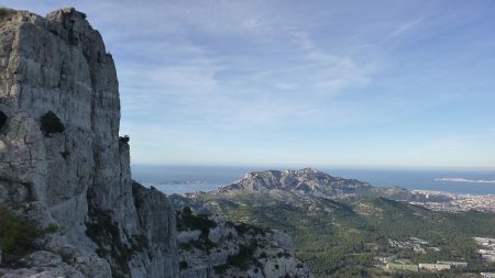 Au dessus de l’Aiguille Guillemin avec la vue sur le petit massif de Marseilleveyre et son sommet