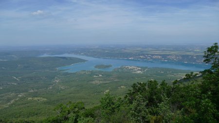 Le lac de Sainte-Croix et son île de Costebelle.