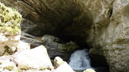 La Source du Pontet qui jaillit d’une caverne