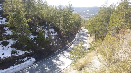 Le sentier surplombe la route du Col des Robines situé entre Saint-André-Les-Alpes et Moriez