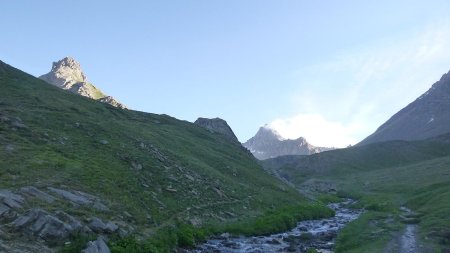 Face Sud des Arêtes de la Bruyère à gauche, et Pic de la Moulinière à droite