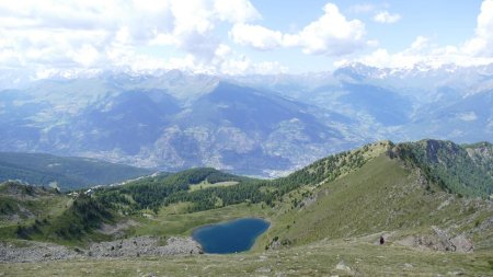 Vue du Col de Chamolé sur le lac éponyme et le versant par lequel on monte depuis le sommet du télésiège.