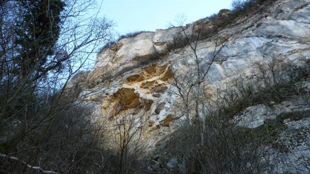La muraille rocheuse de la Montagne de Cuny... Des possibles chutes de pierres