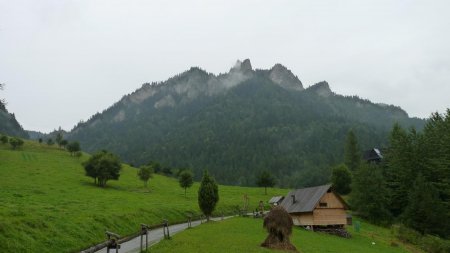 Le sommet depuis les dernières maisons de Sromowce Nizne