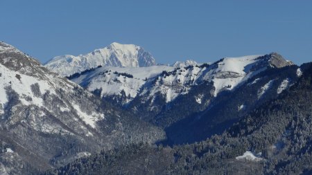 Un petit zoom quand même pour le lointain Mont-Blanc.