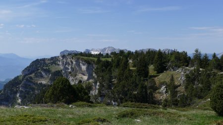 Au loin, vers le Sud, le Col de Bellefont est lui encore bien enneigé sur son versant Nord.