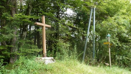 Passage à côté d’une croix qui domine le hameau de Charnay