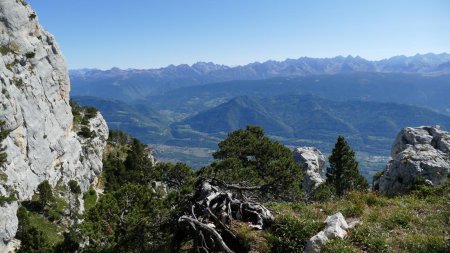 Une vue lointaine du massif de la Grande Lauzière, et Belledonne des Grands Moulins au Rocher Blanc.