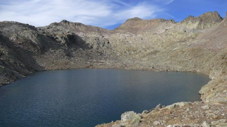 Le Lac de l’Âne surplombé du Col de l’Agnelin et du Pic de l’Agnelin.