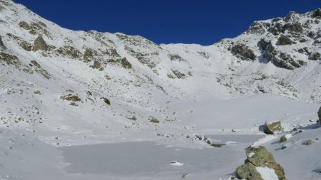 Le plus haut des lacs, et l’itinéraire bien enneigé vers le Col de la Jasse.