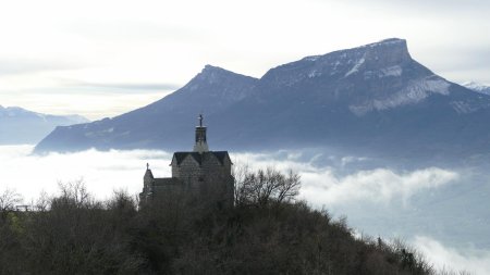 La chapelle et l’imposant Granier.