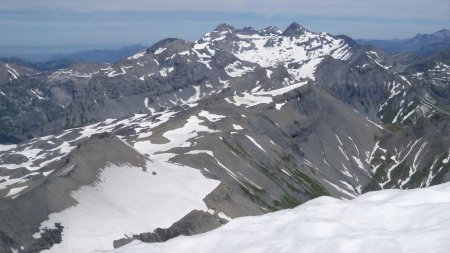 Au nord, les Dents du Midi, points culminants du Haut Giffre qui se situent en Suisse