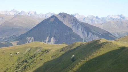Dans le rétro, le Mont Charvin (2207m)