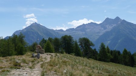 Le sommet avec en arrière-plan, le Monte Néry (3075m) à gauche,  et les deux pointes de la Becca Viou (3032m) et de la Becca Torché (3016m) à droite.