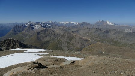 Sur l’horizon, Barre des Ecrins (à gauche des Pointes du Chatelard) ; Dent Parrachée, envers des Glaciers de la  Vanoise et Grande Casse.