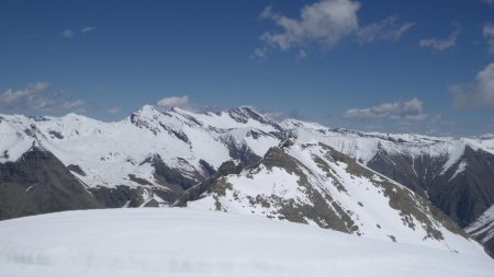 Vue depuis le sommet, au sud, avec la tête de Couleau, le pic de Rochelaire et la tête de Vautisse