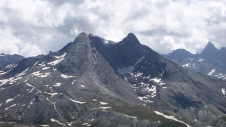 Pain de Sucre et pic d’Asti (zoom), avec juste derrière, le mont Aiguillette, puis à droite, la Gastaldi et le Visolotto.