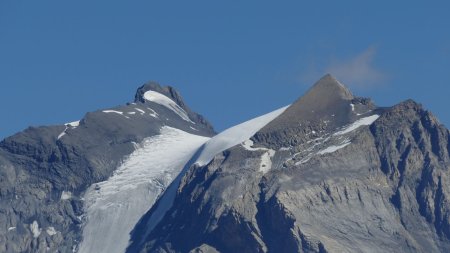 Zoom sur Grande Casse et Pointe Mathews séparés par le haut du Glacier des Grands Couloirs.