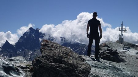 Croix sommitale de la punta Dell’Alp et mont Viso