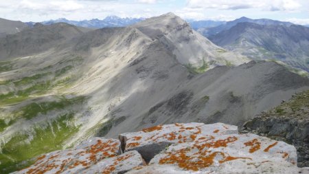 A l’est, vue sur la cime de Pal, et le mont Mounier au fond et à droite