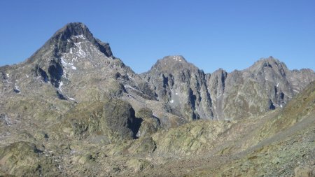 De gauche à droite : Bec d’Arguille (2891m), Rocher d’Arguile (2887m) et Pic de la Grande Valloire (2885m)