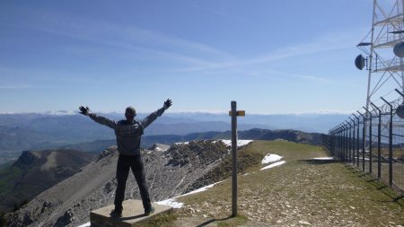 Au sommet de Lure : 1430 mètres de dénivelé positif depuis Peipin, et on en rajoutera presque 150 pour le retour.