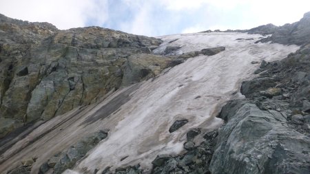 Descente le long des restes du glacier du Vallon.