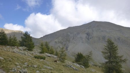 Vue sur le col 2396 situé entre l’arête nord des Costes de Sangraure et le sommet de Valdemars