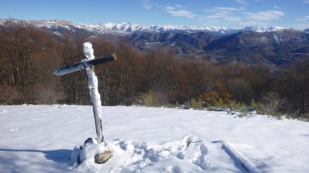 Croix sommitale du sommet de Vaumuse (1435m)