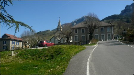 Pommiers-la-Placette et sa mairie sous la Grande Sure.