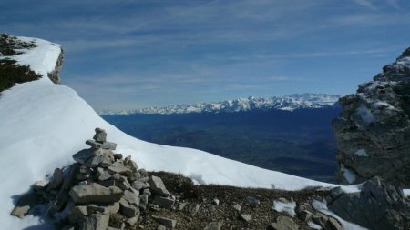 L’arrivée au col. Regard à l’est, du Mont Blanc aux Grandes Rousses.