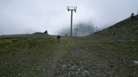 Regard arrière pendant la montée sous les télésièges pour le Col des Trois Fontaines.
