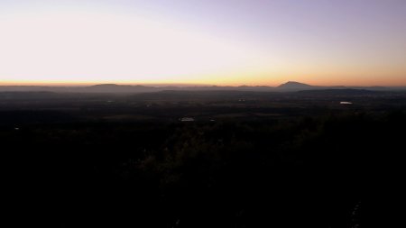 Le soleil va se lever derrière les Préalpes, à droite, le mont Ventoux.