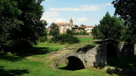 Le vieux pont et le prieuré.