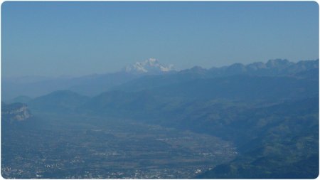 Du sommet du Pic Saint-Michel. Zoom sur le Mont Blanc.