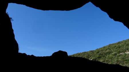 De l’entrée d’une grotte.