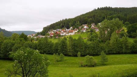 Le village de Klosterreichenbach vu du Dornstetter Weg.
